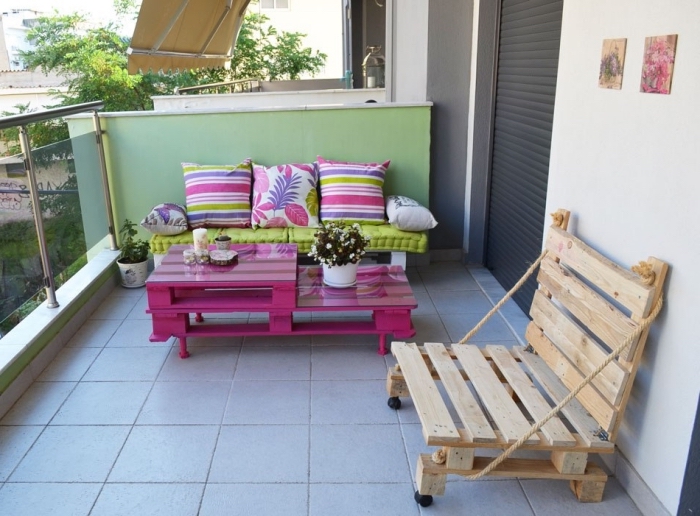 comment décorer son balcon avec meubles en palette, modèle de canape exterieur décoré avec coussins multicolore