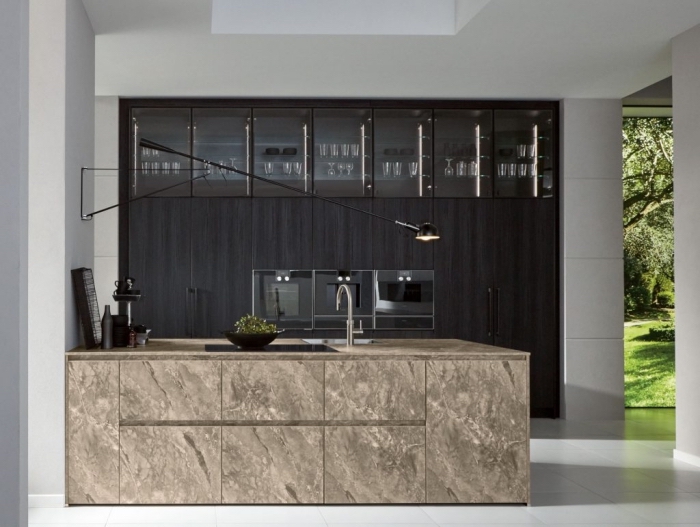 design minimaliste dans une cuisine aux lignées épurées, quelle couleur pour une cuisine, rangement fermé sans poignée