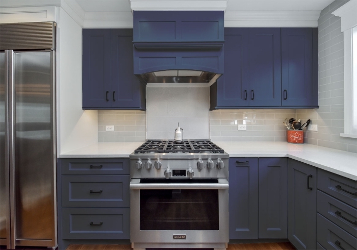 modèle de crédence cuisine avec carreaux briques, décoration cuisine moderne avec armoires de couleur bleu foncé mate