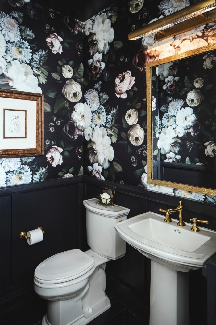 modèle de papier peint imperméable noir aux motifs fleurs, déco petite salle de bain noire avec équipement blanc