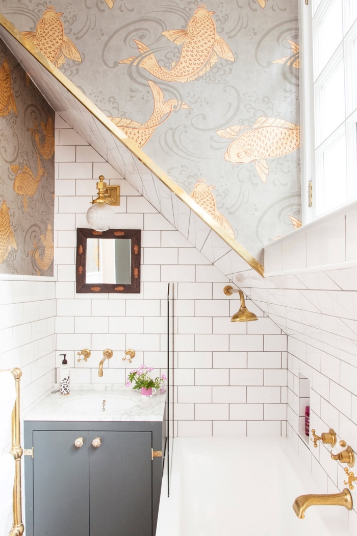 aménagement sous comble salle de bain aux murs en carreaux blancs avec décoration en papier peint imperméable 