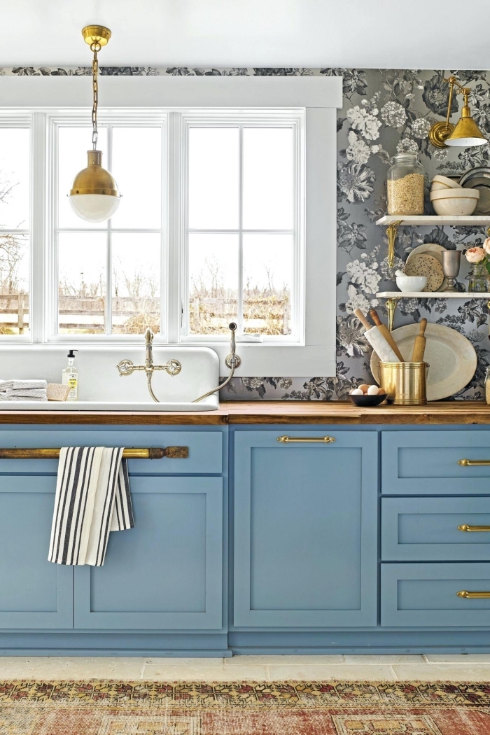 modèle meuble de cuisine bas en bleu, éclairage pour cuisine avec lampe suspendue en blanc et or, idée crédence en papier peint résistant