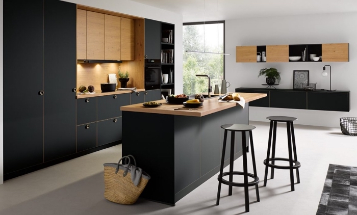 décoration cuisine moderne en blanc et noir avec meubles bois, aménagement cuisine avec îlot bimatière en comptoir bois et noir mate