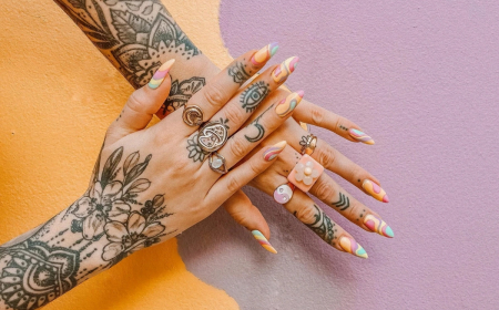 art corporel tatouage poignet et doigts femme manucure en couleurs