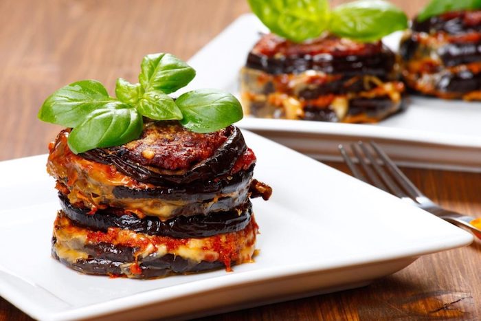 recette de saison avec des aubergine avec de la sauce de tomate et parmesan, menu vegetarien facile pour diner