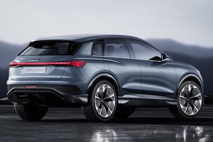 photo arrière et coté du SUV Audi Q4 e-tron 100 % électrique avec batterie 82kW annoncé au salon de l'auto de genève