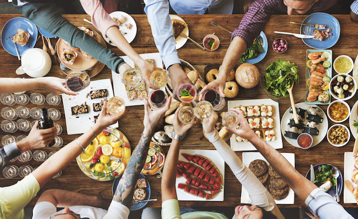 Chouette idée repas anniversaire avec des amis, mains qui se saluent avec vin blanc et rouge, idée de repas d anniversaire, bol de sangria, saumon dans un plat, salade dans un autre