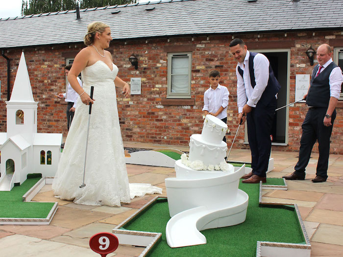 Robe longue blanche, robe de mariée bustier, jouer à miniature golf pour son mariage, gateau de mariage golf 