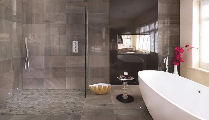 modèle carreaux salle de bain à effet pierre ou bois, mosaïque salle de bain nuances terreuses, salle de bain avec douche et baignoire