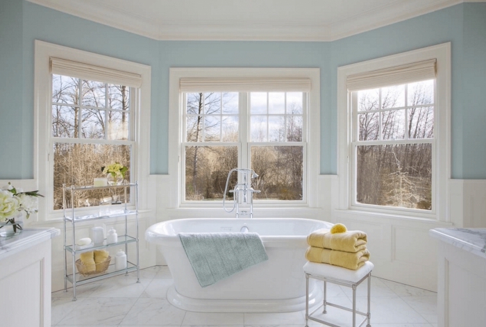 quelle peinture pour salle de bain, déco pièce humide en bleu pastel et blanc, carreaux de plancher effet marbre