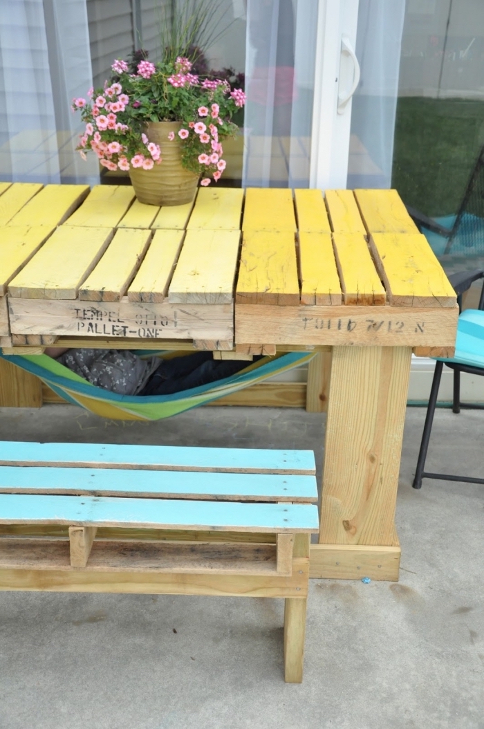 projet relooking meuble en bois facile, modèle de table en palette peinte en jaune avec banc DIY en bois turquoise