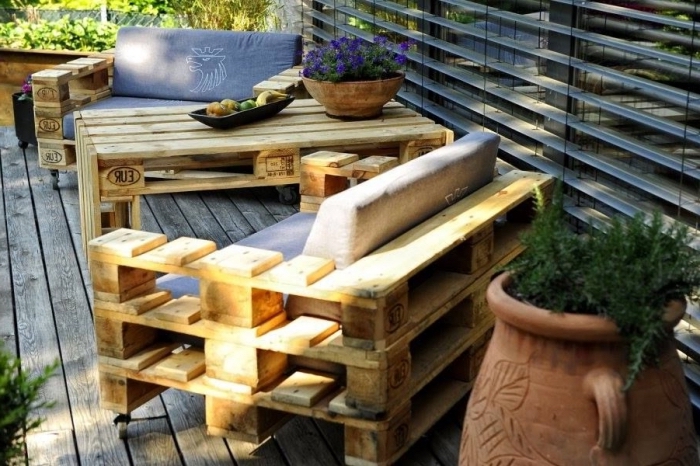 comment décorer une terrasse, que faire avec des palettes, fabrication mobilier de jardin avec palettes de bois