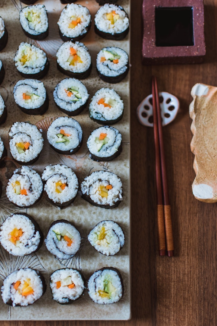 Sushi entrée simple et raffinée, idée repas anniversaire, petites amuses bouches ou plat principal 