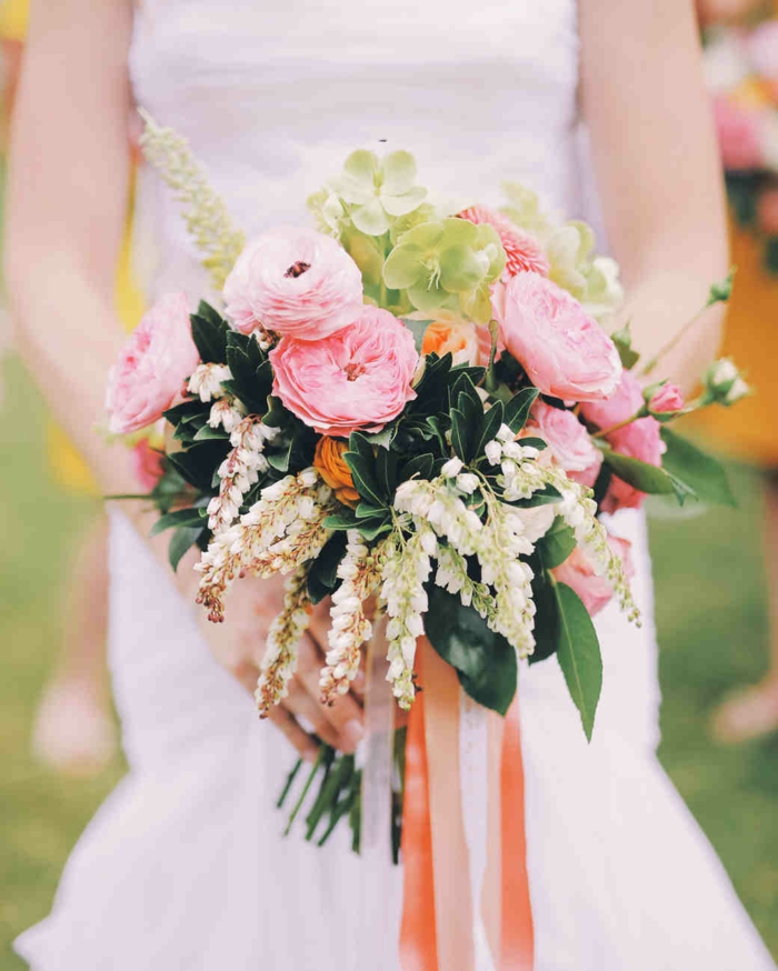bouquet champêtre, pivoines roses, feuilles de laurier, feuilles vertes ornementales, ruban rose