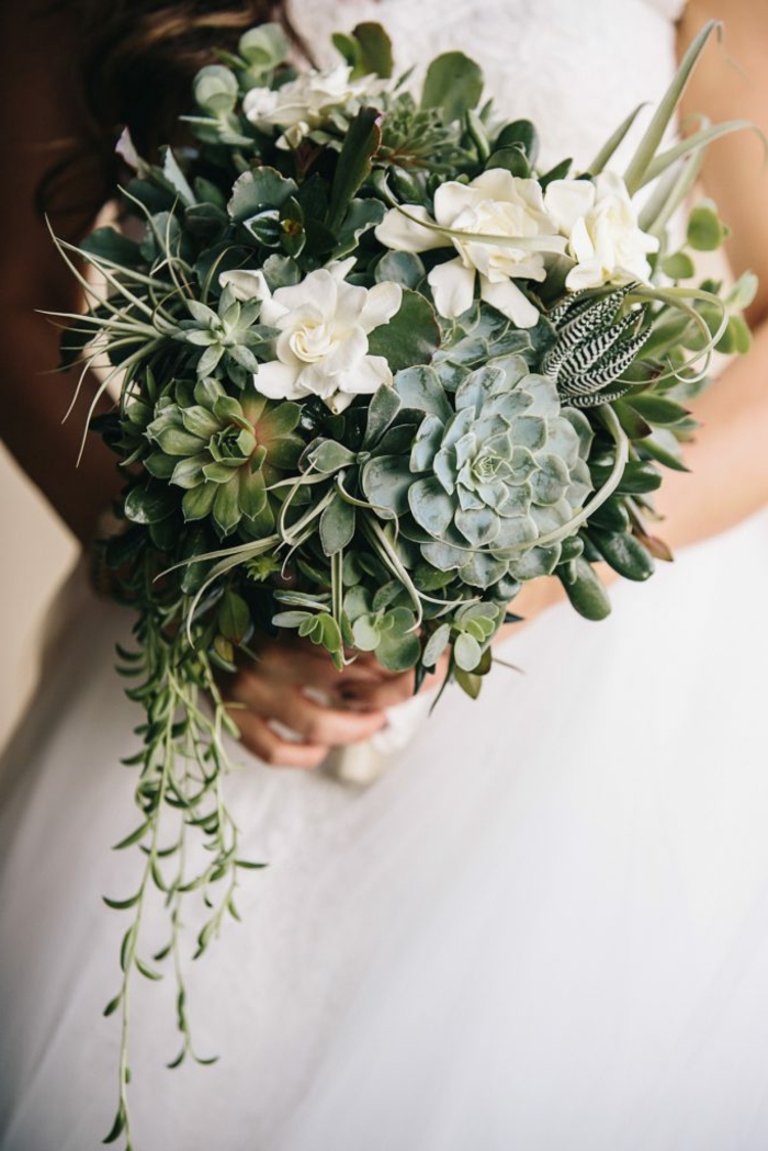 bouquet de succulentes, fleurs blanches, cactées, plantes grasses en arrangement floral de mariage