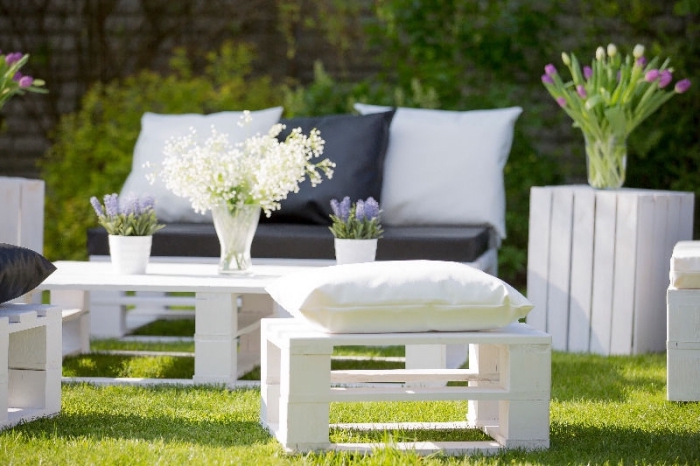 exemple de salon jardin palette, aménagement courre-arrière avec table basse et bancs en bois repeint en blanc