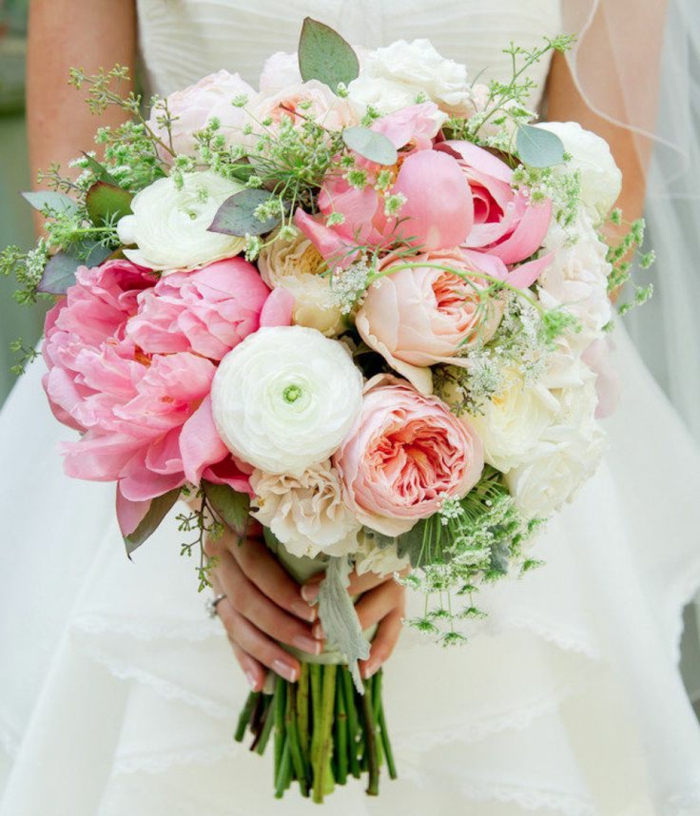 composition florale de mariage, pivoines blancs et roses, feuillages et feuilles vertes, bouquet rond