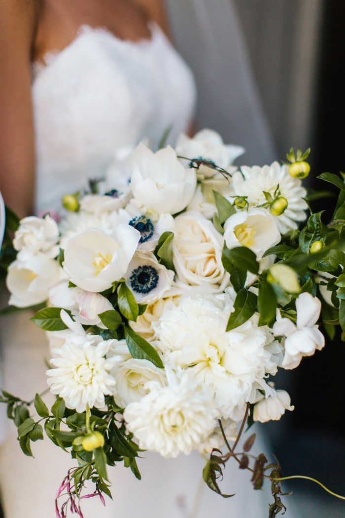 pavots blancs et roses crème, feuilles vertes assemblés en jolie bouquet mariage, robe bustier