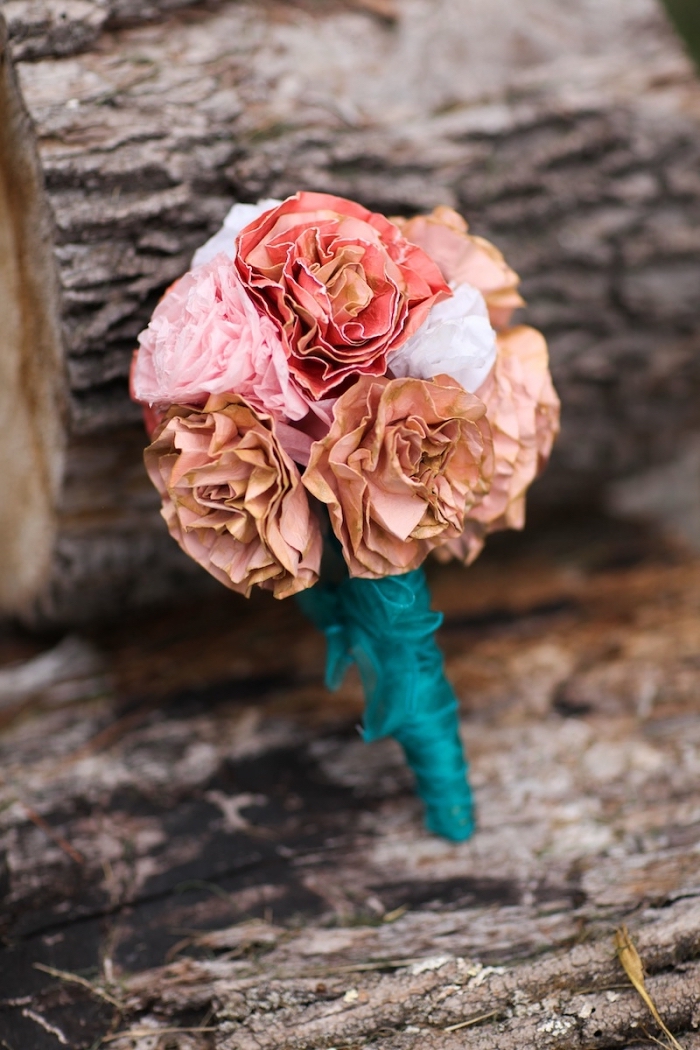 joli bouquet de mariage champêtre composé de roses en filtres à café teintés en nuances de rose, fleur en papier facile réalisée à partir de filtre à café