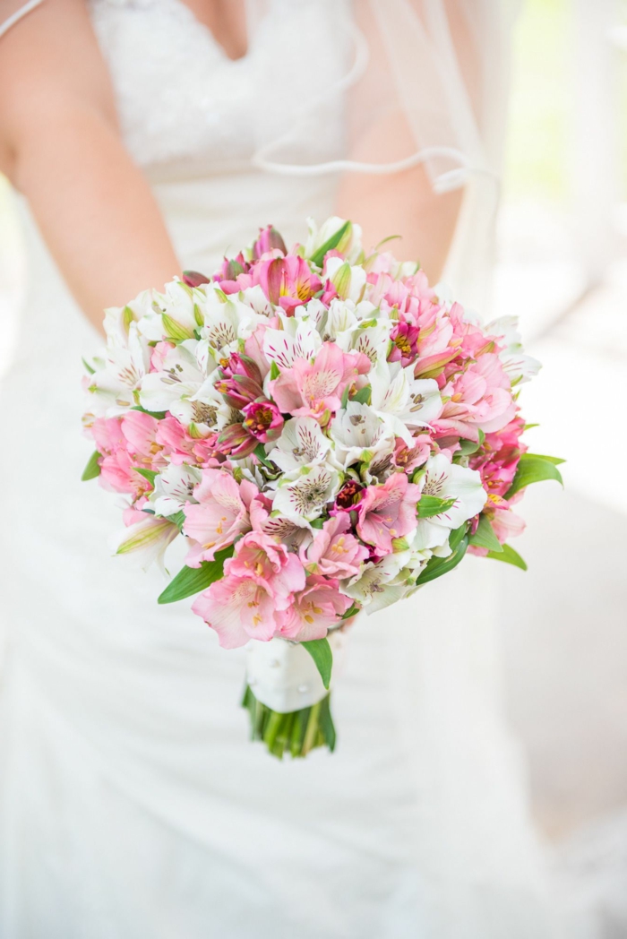 bouquet de mariée, orchidées roses et blanches, robe de mariée avec voile, composition florale moderne