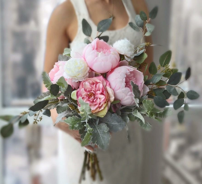 composition florale moderne, pivoines roses, feuilles vertes, bouquet de mariée rose