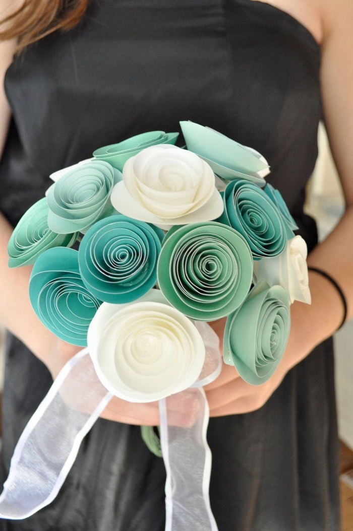 un bouquet de roses en papier aux nuances du vert, idée de fleur en papier facile pour réaliser un joli bouquet éternel