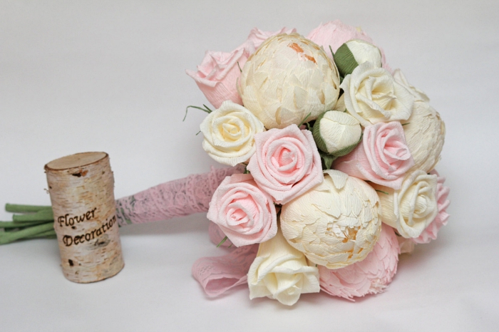 offrir un joli bouquet champêtre composé de roses en papier couleur rose et champagne, une rose en papier crepon très détaillée et réaliste