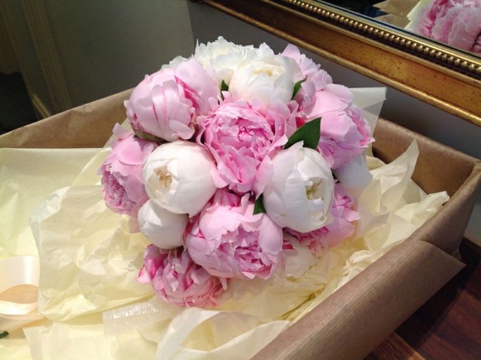 pivoines roses et blancs, arrangement en forme ronde, boîte beige, cadre de miroir doré