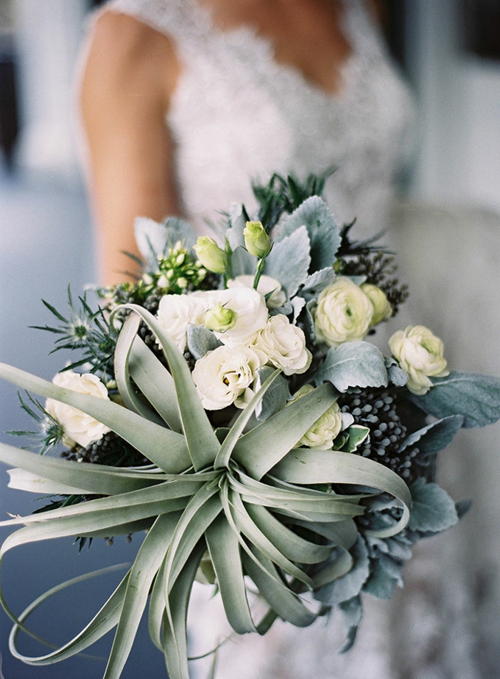 bouquet tendance, joli bouquet de roses blanches avec succulentes, robe de mariée blanche
