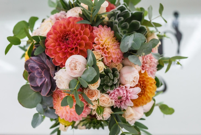 dahlias magnifiques arrangéa en un bouquet de mariage composé de succulentes, roses, feuillages