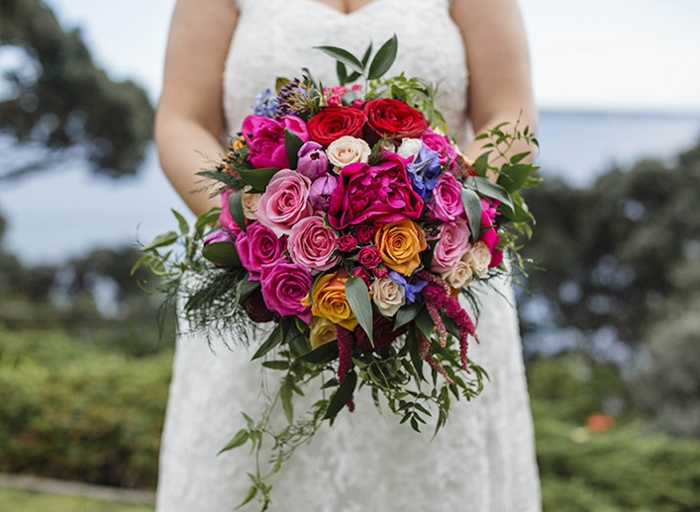 bouquet marié coloré plusieurs fleurs, roses multicolores, feuillage grand bouquet de mariage