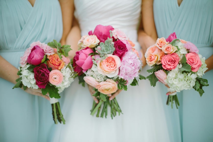 trois bouquets de mariée avec roses, pivoines et hydrangeas blancs, bouquet mariée