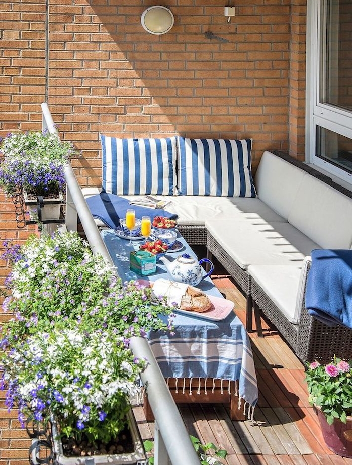 décoration balcon d'appartement avec canapé d canapé d angle tressé et table basse bois, revetement terrasse bois, bacs à fleurs suspendus