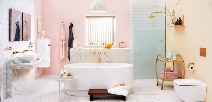 choix de peinture lessivable de couleur rose pastel, déco salle de bain en blanc et rose avec accents en marbre