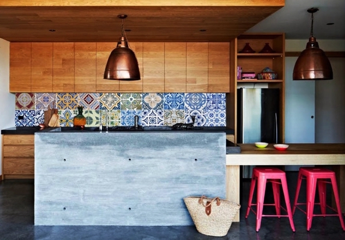carreaux de ciment patchwork multicolores qui apporte du dynamisme et de la gaité à la cuisine en bois et béton de style industriel