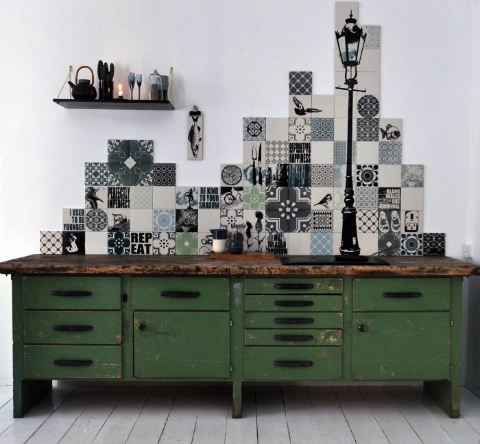 des adhésifs imitation carreaux de ciment patchwork posés en crédence originale au-dessus du meuble de cuisine vintage industriel