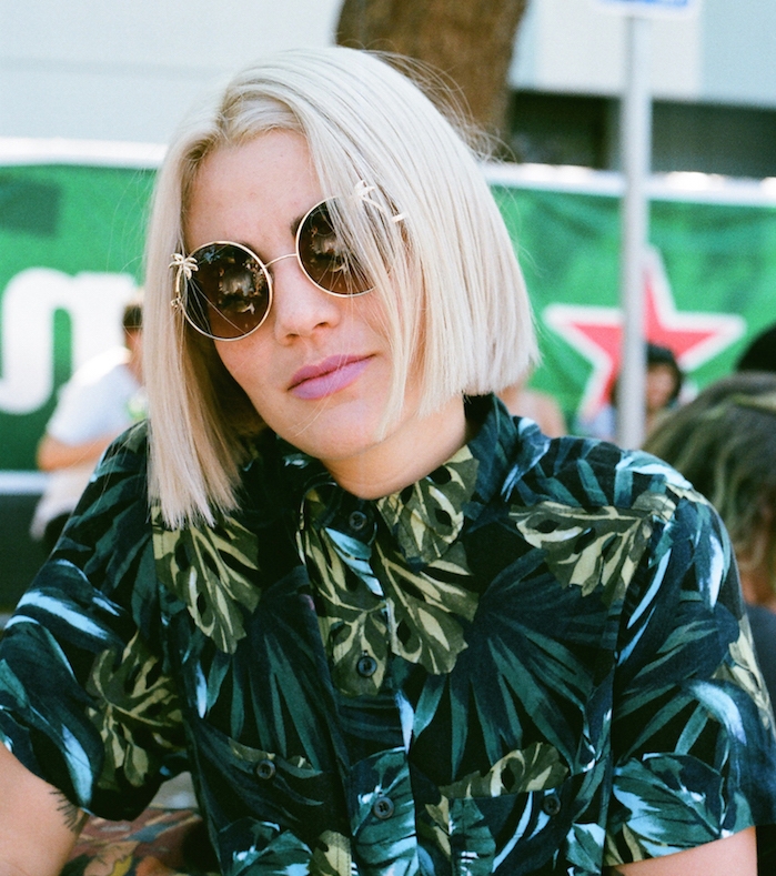 femme en tee shirt à motif palmier tropical, carré blond lisse, cheveux raides et lunettes de soleil été 2019