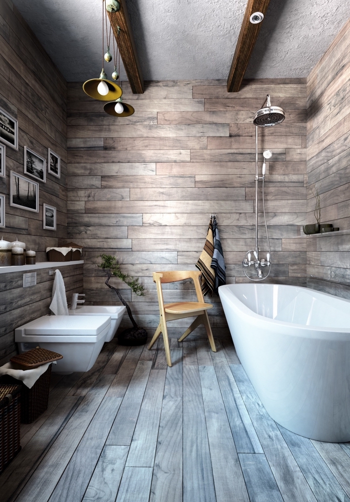 exemple de plafond rustique avec peinture blanche et poutres bois brut, revetement mural bois pour salle de bain
