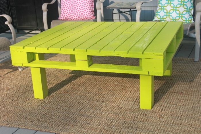 repeindre un meuble bois de jardin, exemple décoration extérieur avec objets et meubles en couleurs, diy table palette