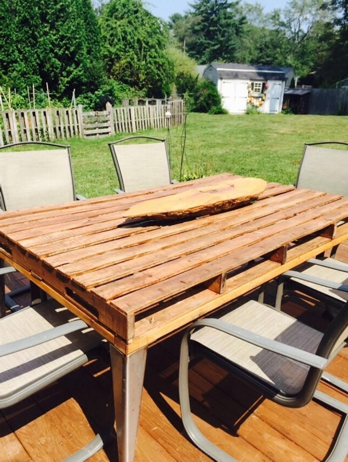 modèle de table de jardin en palette, exemple comment décorer une terrasse ou arrière-cour avec mobilier fait main