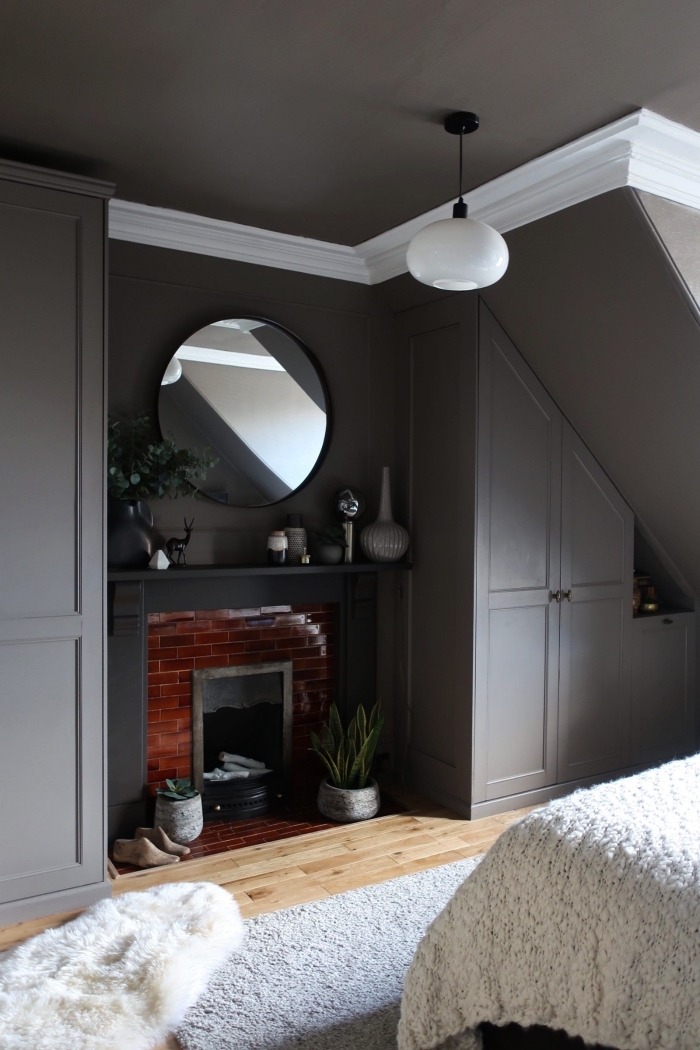 meuble sous pente sur mesure peint en gris qui se fond dans le décor monochrome de la chambre parentale 