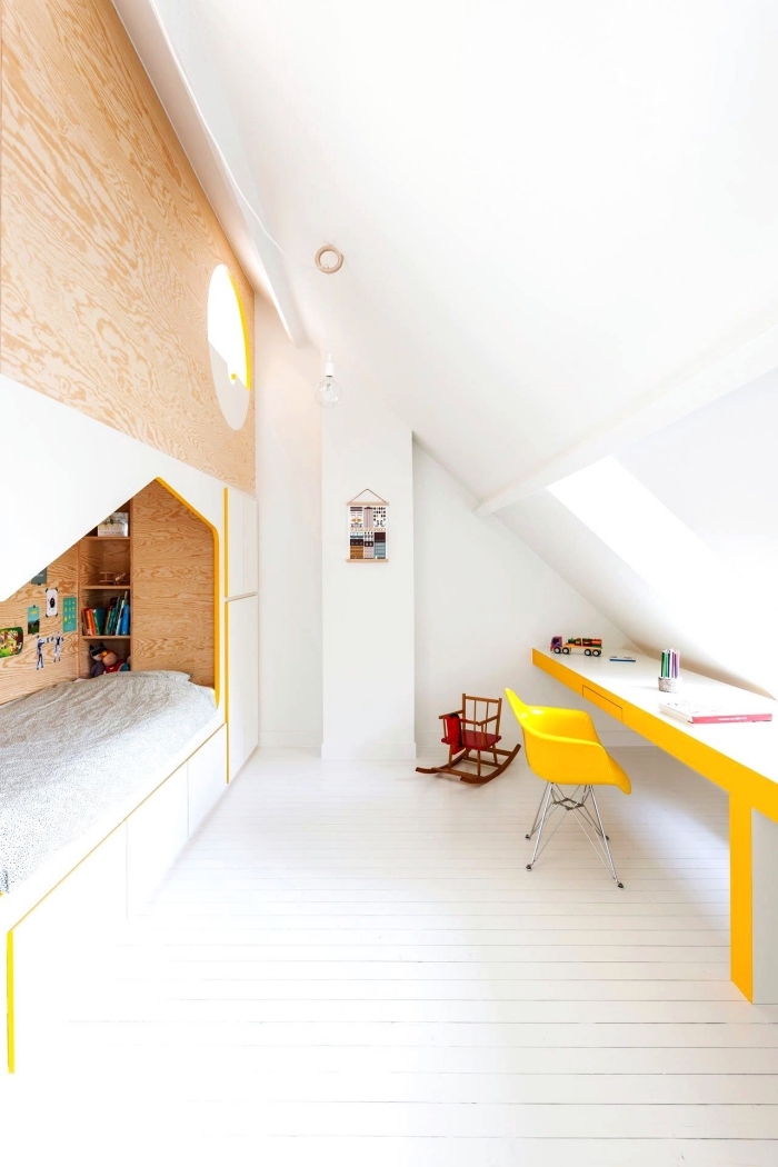 une chambre d'enfant avec lit cabane en contreplaqué et un espace bureau aménagé sous la pente du toit, aménagement sous pente une chambre d'enfant originale