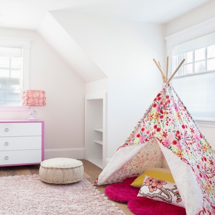 une chambre d'enfant mansardée avec placard sous pente intégré au mur et un tipi fait-maison