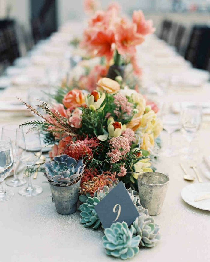 décoration de table florale, composition florale mariage, nappe blanche, fleurs et succulentes