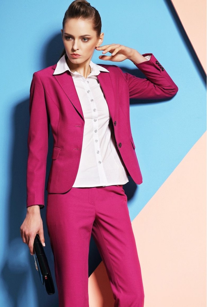 comment assortir les couleurs de ses vêtements pour femme, idée style vestimentaire professionnel en tailleur rose