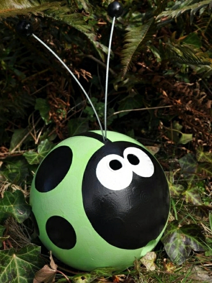 petite boule transformée en coccinnelle, objets pour la décoration jardin avec matériaux faciles