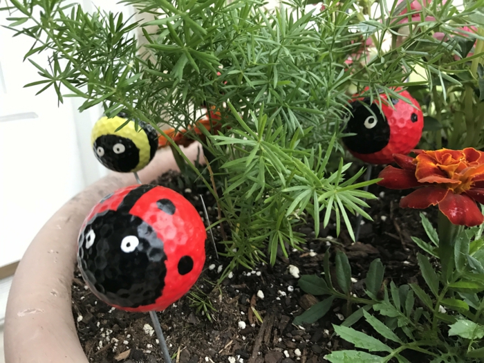 coccinnelles rouges en pots de fleur, decoration de jardinc créative, aménager son jardin deco