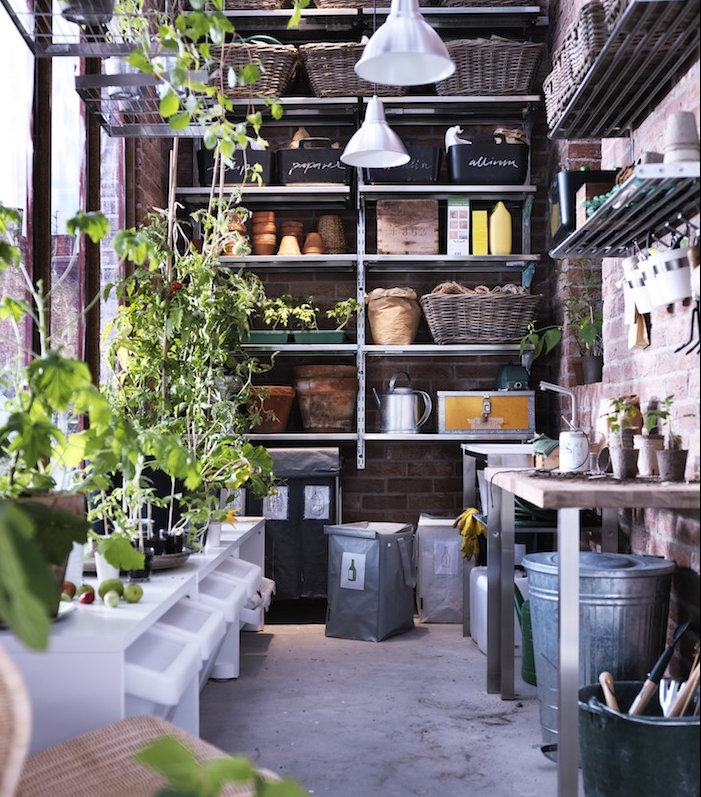 outils de jardinage sur rangés sur étagère, panier de rangement osier, deco de plantes vertes, modele potager de balcon et coin jardinage