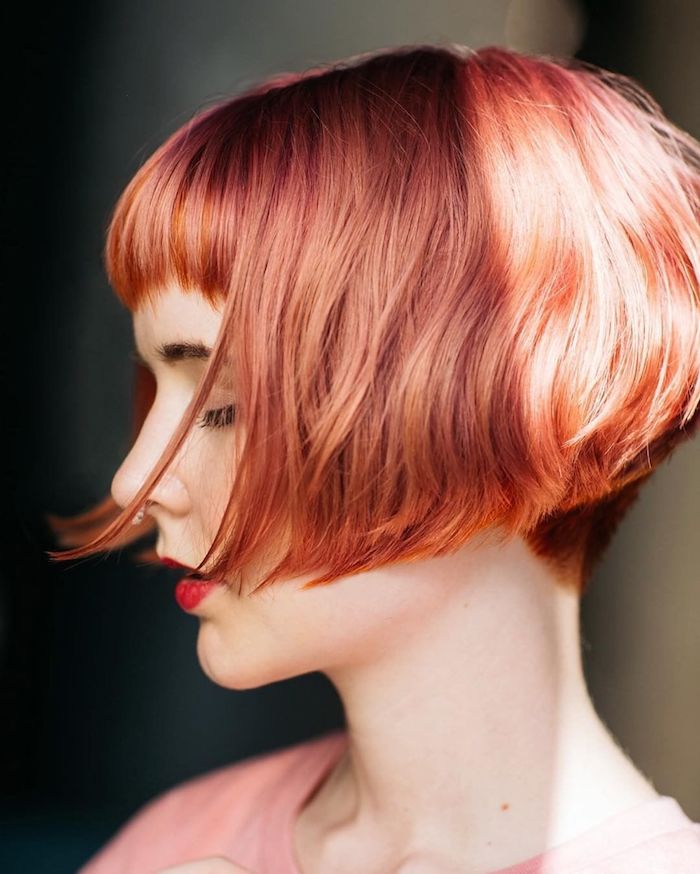 carré dégradé court avec frange courte, cheveux roux coloration femme originale, idée de coiffure rock femme