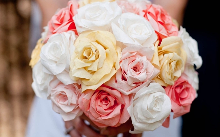 joli bouquet de roses en papier en nuances douces du rose et du jaune, fleur en papier facile en filtre à café 